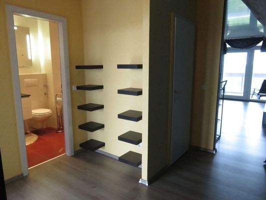 Flur/Blick ins Bad + Wohnz.