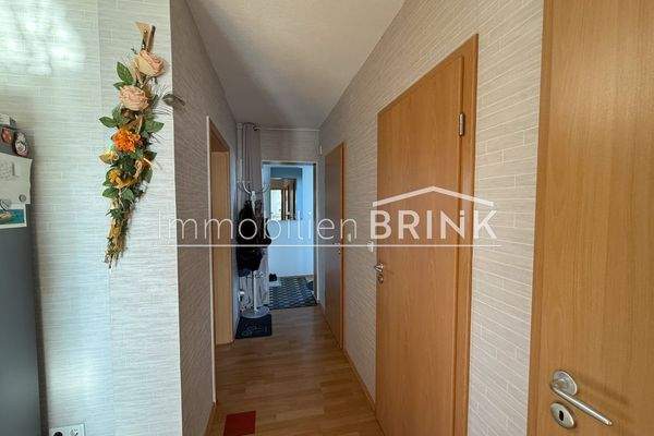 Garderobe und Flur mit Zugang zu allen Räumen