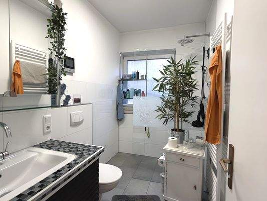 Tageslichtbad mit bodentiefer Dusche