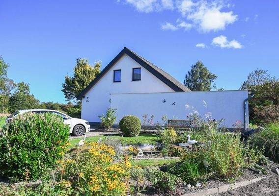 Jetzt sehen Sie Hofansicht mit Garage