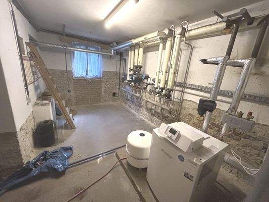 KG: Hausanschlussraum, Heizraum