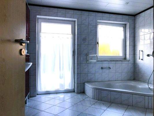 EG Badezimmer mit Zugang in den Garten