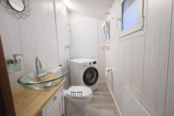 Kompaktes Gäste-WC mit Waschmaschinenplatz