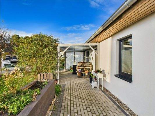 Terrasse und Eingangsbereich