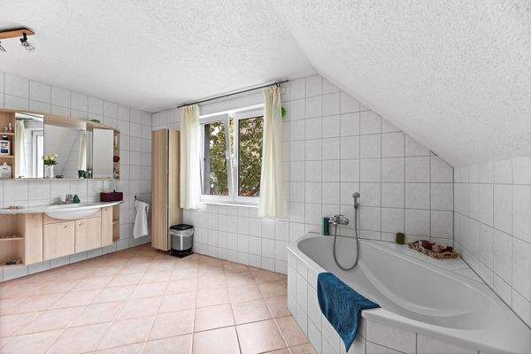 Großes Bad mit Eckwanne und Tageslicht