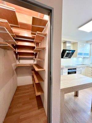 Abstellkammer im Durchgang von Küche zu Wohnzimmer