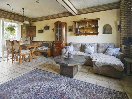 Wohn- und Essbereich mit...