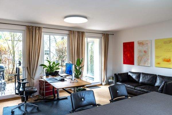 29 m² großes Büro mit Besprechungstisch