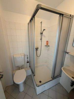 Gäste-WC mit Dusche