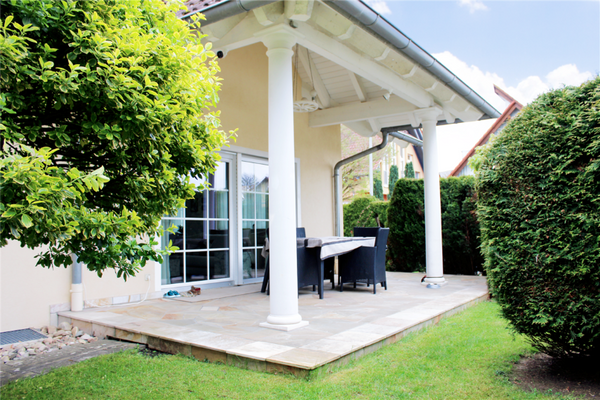 überdachte Hauptterrasse