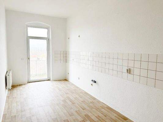 großzügige Küche mit Blick Richtung großem Balkon