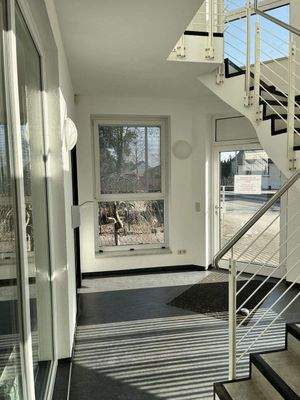 heller freundlicher Haupteingang