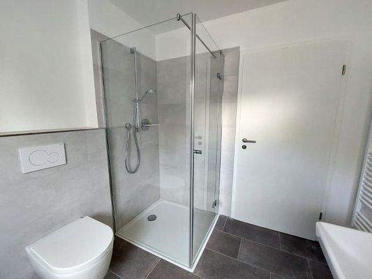 Modernes Bad mit Glasdusche