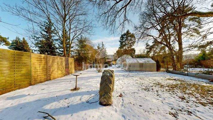 großes Grundstück inkl. Pool & Gartenhäuschen