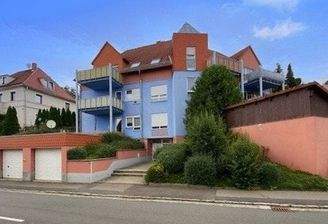 Straßenansicht mit Garagen und Carport
