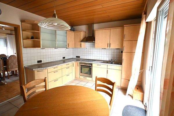 gemütliche Wohnküche mit Ausgang zu Terrasse u. Garten