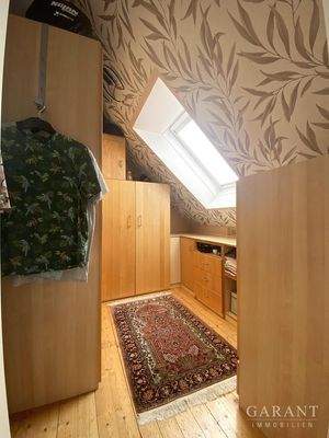 Blick in die Kleiderkammer im DG