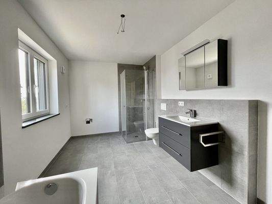 Bad mit Dusche und Wanne