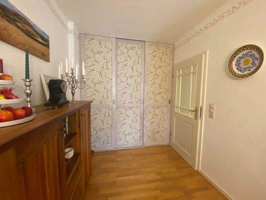 Blick von Küche hin zu Regalwand