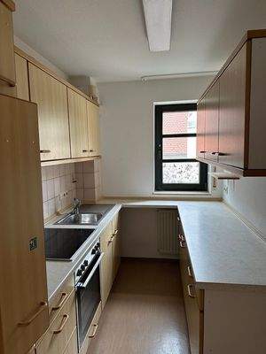 Kompakte Küche mit Fenster