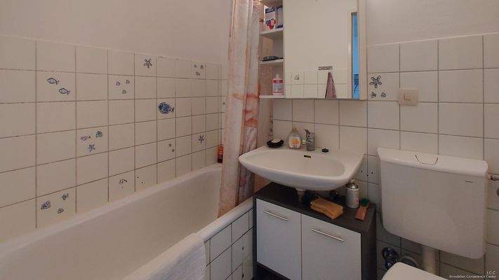 Das Badezimmer verfügt genug Platz für Bad-Utensilien