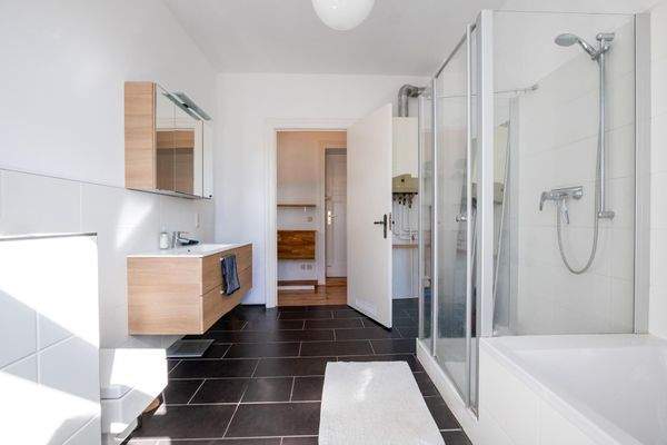 Großzügiges Tageslichtbad mit Dusche und Wanne