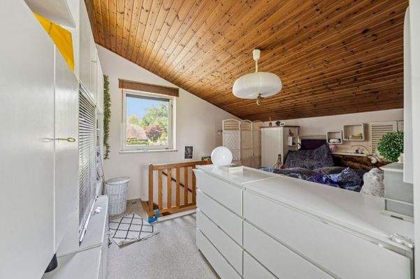 Schlafzimmer mit Treppenzugang im OG
