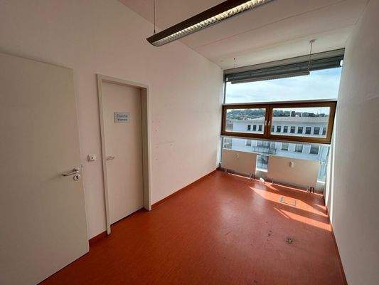 Behandlungsraum mit Dusche