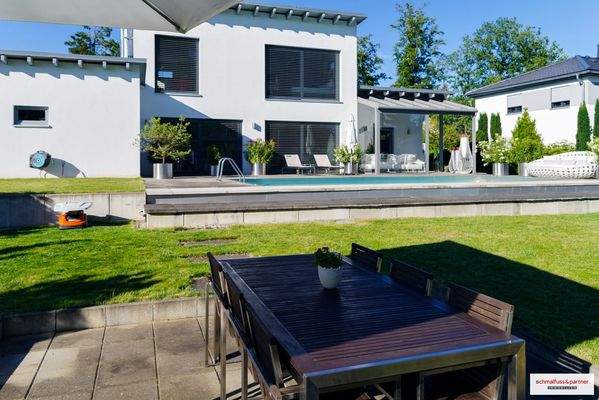 Ansicht vom Garten mit Grillplatz