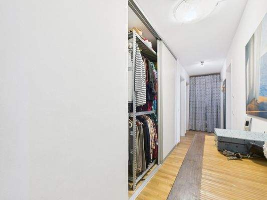 Flur mit Einbauschrank