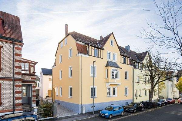 Freundlicher Gebäudeeindruck mit schönem Erker | Stilvolle Altbaueleganz