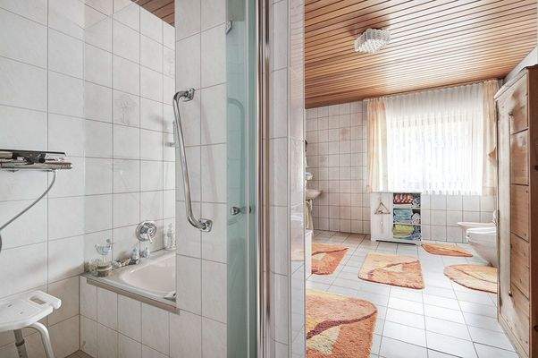 Bad mit begehbarer Dusche