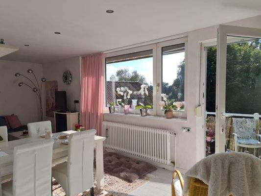 Wohnzimmer mit Balkon im DG