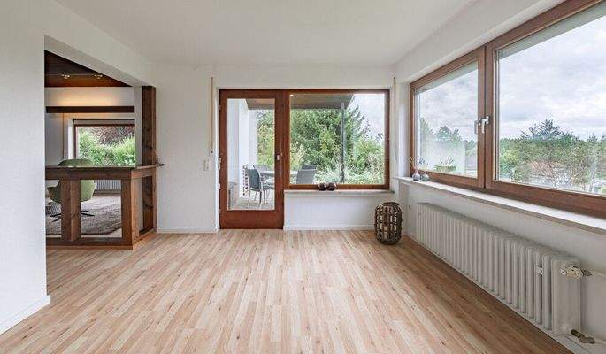 Esszimmer mit Terrassen- und Gartenzugang