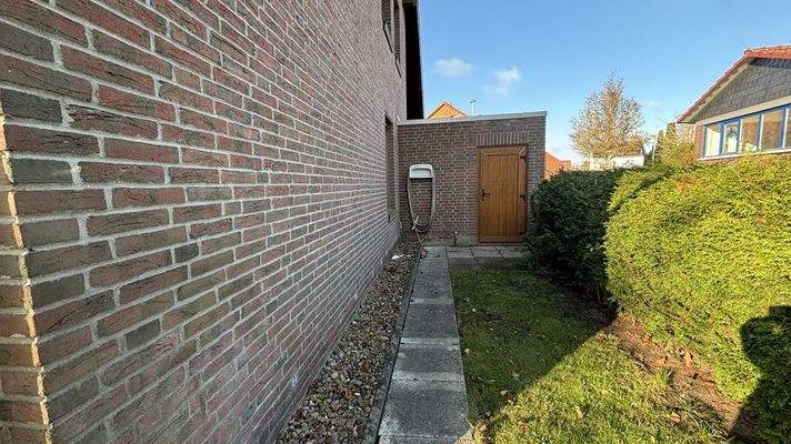 Weg zum Geräteschuppen und der Garage