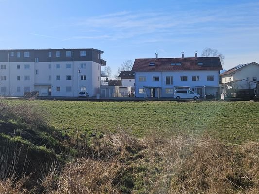 Blick auf Dreispänner mit Nachbarbebauung