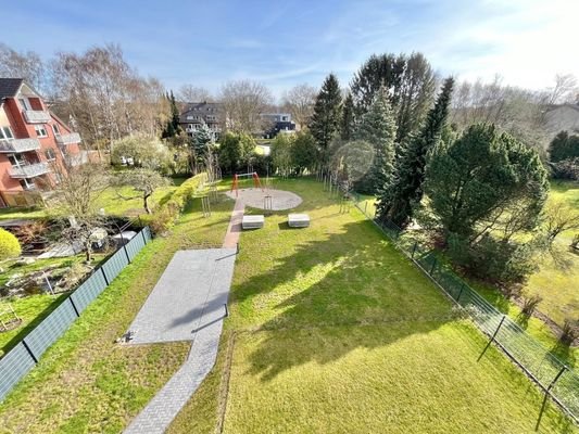 rückwärtiger Garten mit Spielplatz