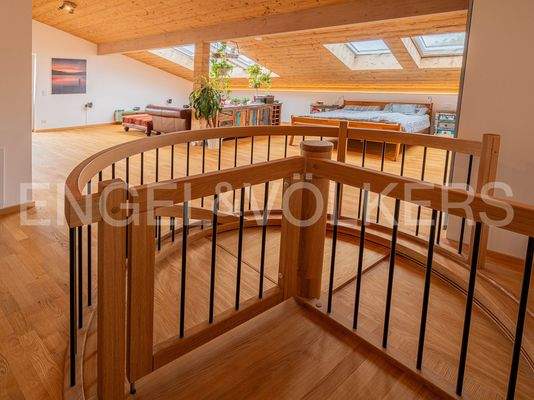 Verschließbarer Durchgang zur Wendeltreppe im DG