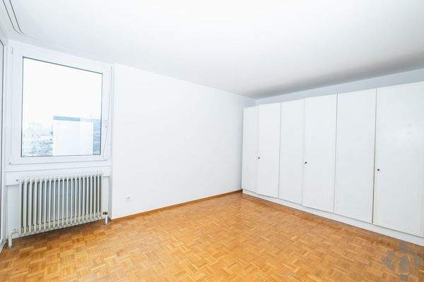 Schalafzimmer 1 mit Zugang zur Loggia