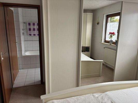 Schlafzimmer 1. OG Sicht Bad