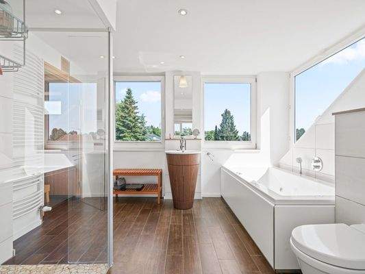 Bad mit Sauna, Dusche und Whirlpool im DG