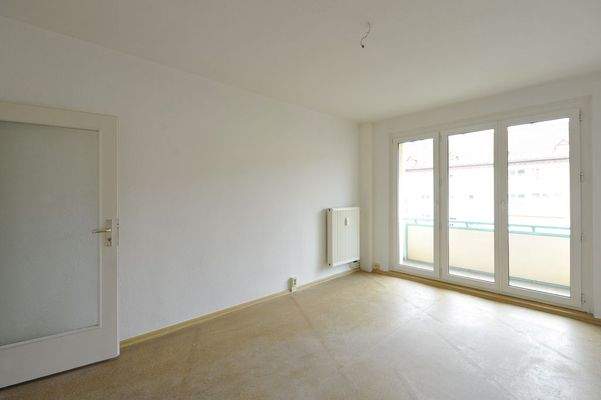 Wohnzimmer mit Balkon