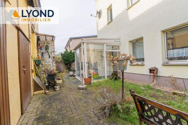 Innenhof mit Wintergarten