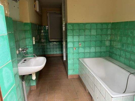 Bad mit Wanne, Dusche + WC 