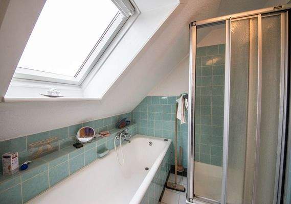 mit Wanne und Dusche