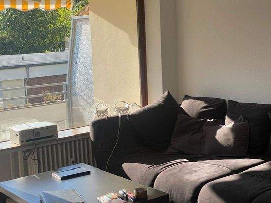 Wohnzimmer mit Blick auf den Balkon