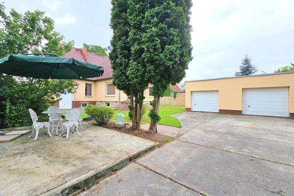 Terrasse und Doppelgarage im Garten