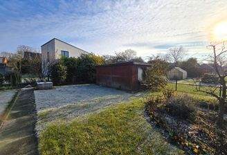 Weitläufiger Garten mit Nebengebäuden