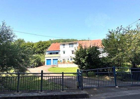 eingefriedete Hofeinfahrt