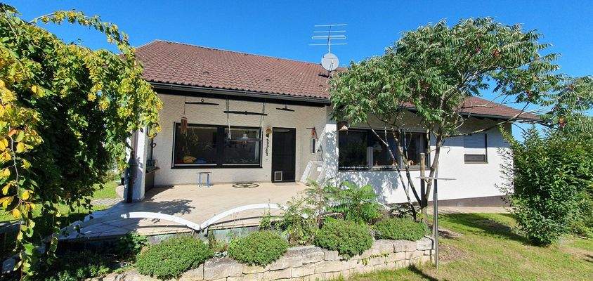 Außenansicht mit Terrasse